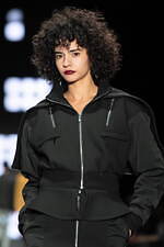 タエ アシダ  2025-26年秋冬コレクション - 軽やかな温もり｜写真54