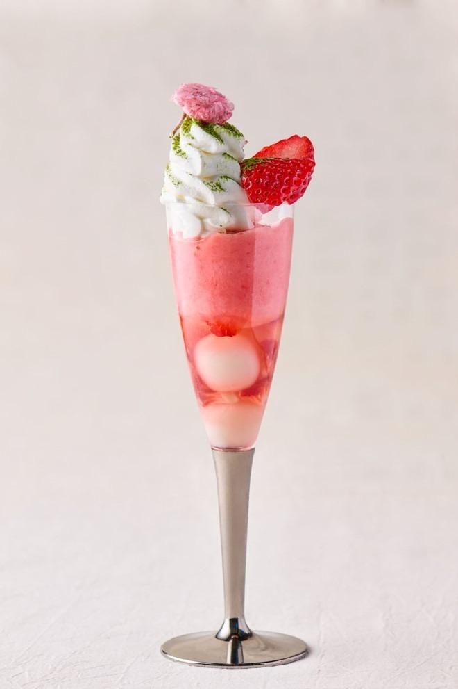 日本橋 千疋屋総本店「SAKURA苺パフェ」1,800円