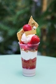 日本橋の桜イベント「サクラ フェス」屋外で味わうパフェや老舗飲食店の屋台、夜の桜色ライトアップも｜写真4