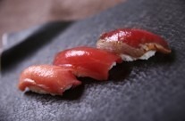 日本橋の桜イベント「サクラ フェス」屋外で味わうパフェや老舗飲食店の屋台、夜の桜色ライトアップも｜写真12