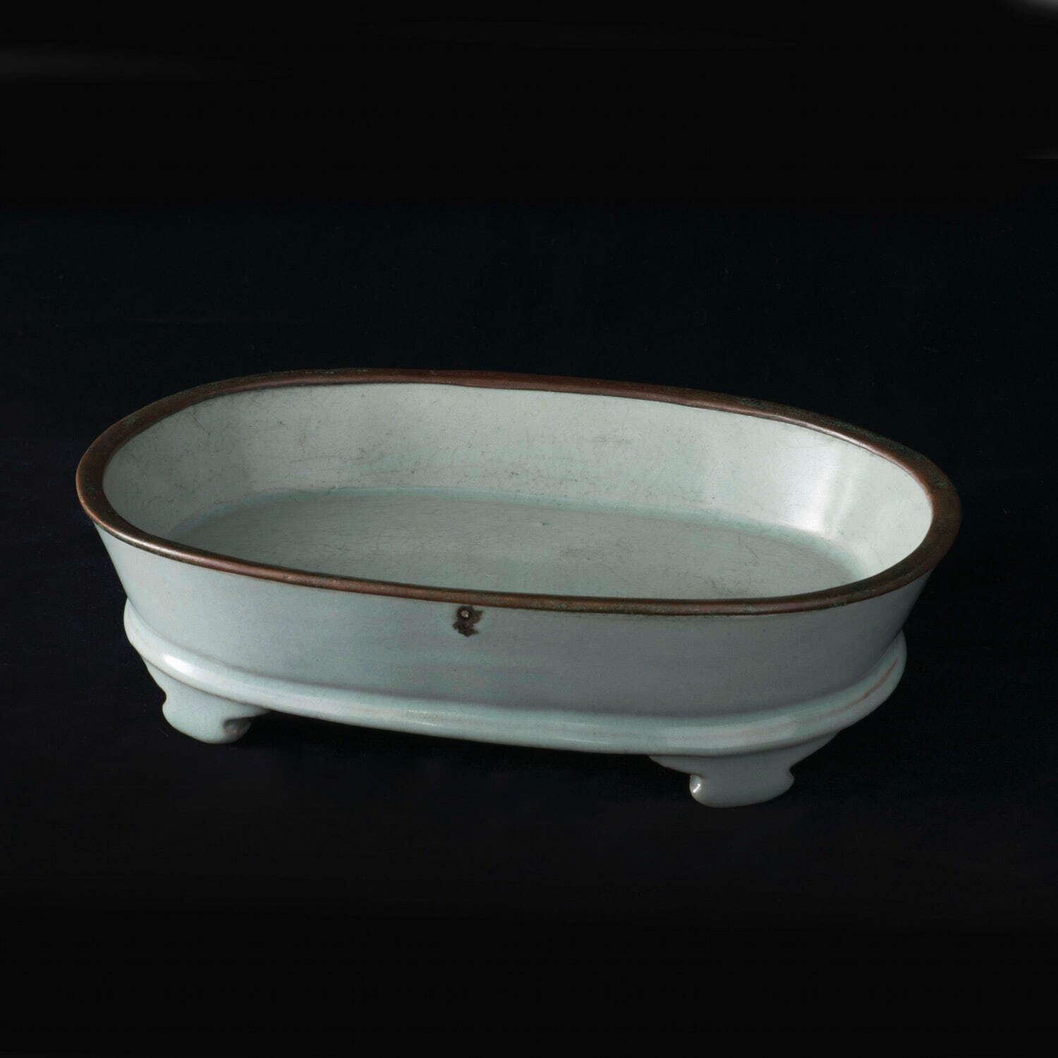 《青磁水仙盆》 北宋時代 11世紀末-12世紀初 汝窯
大阪市立東洋陶磁美術館(住友グループ寄贈／安宅コレクション)
写真：六田知弘