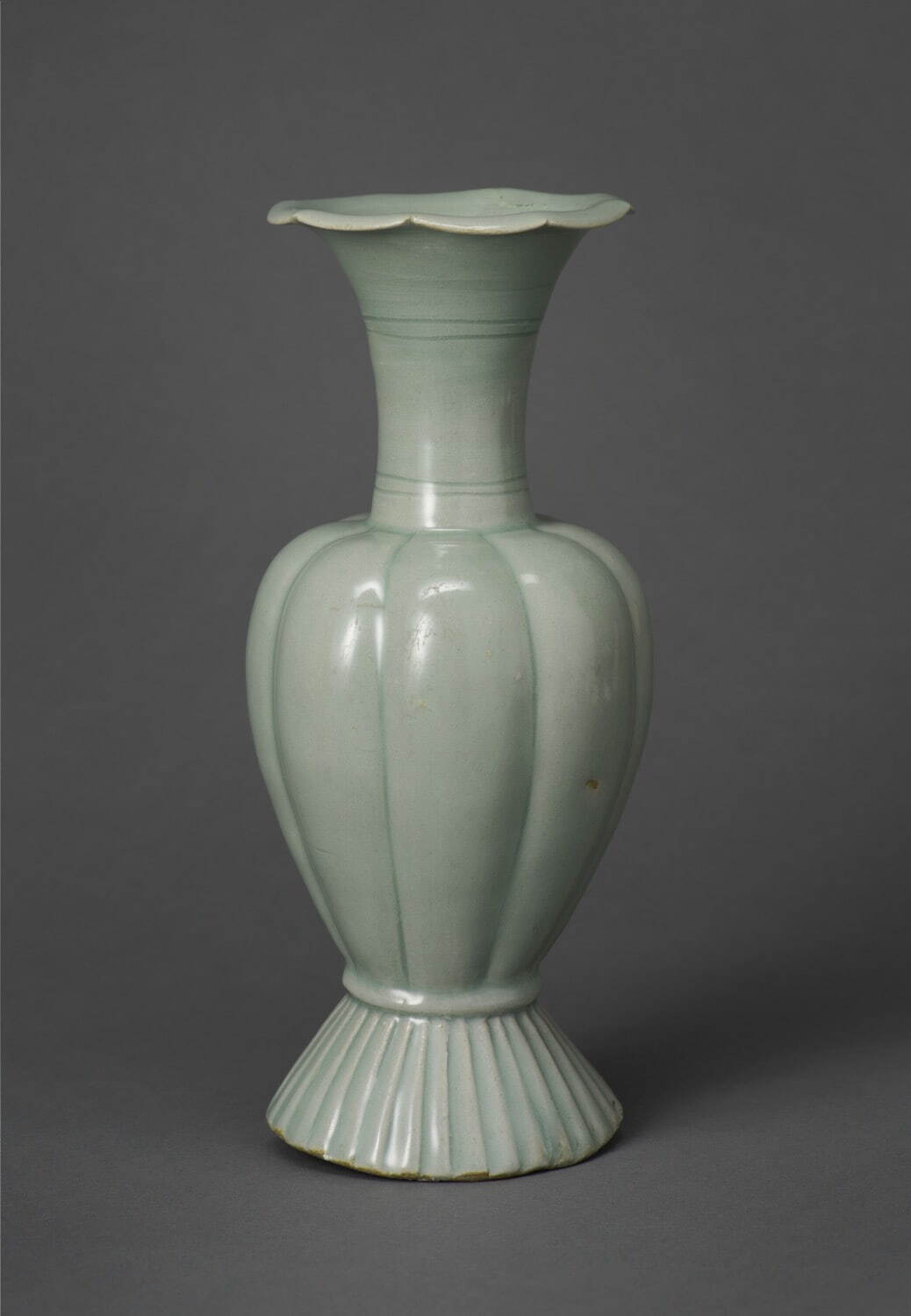 《青磁瓜形瓶》 高麗時代 12世紀前半
大阪市立東洋陶磁美術館(住友グループ寄贈／安宅コレクション)
写真：六田知弘