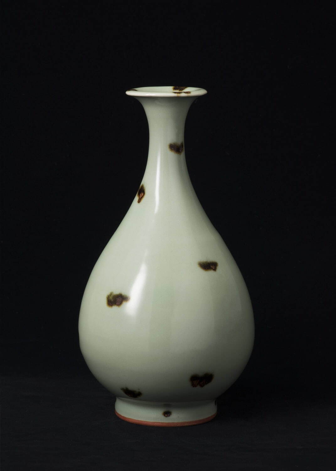 国宝 《飛青磁花生》 元時代 14世紀 龍泉窯
大阪市立東洋陶磁美術館(住友グループ寄贈／安宅コレクション)
写真：六田知弘