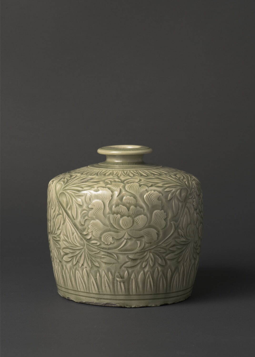 重要文化財 《青磁刻花牡丹唐草文瓶》 北宋時代 11-12世紀 耀州窯
大阪市立東洋陶磁美術館(住友グループ寄贈／安宅コレクション)
写真：六田知弘