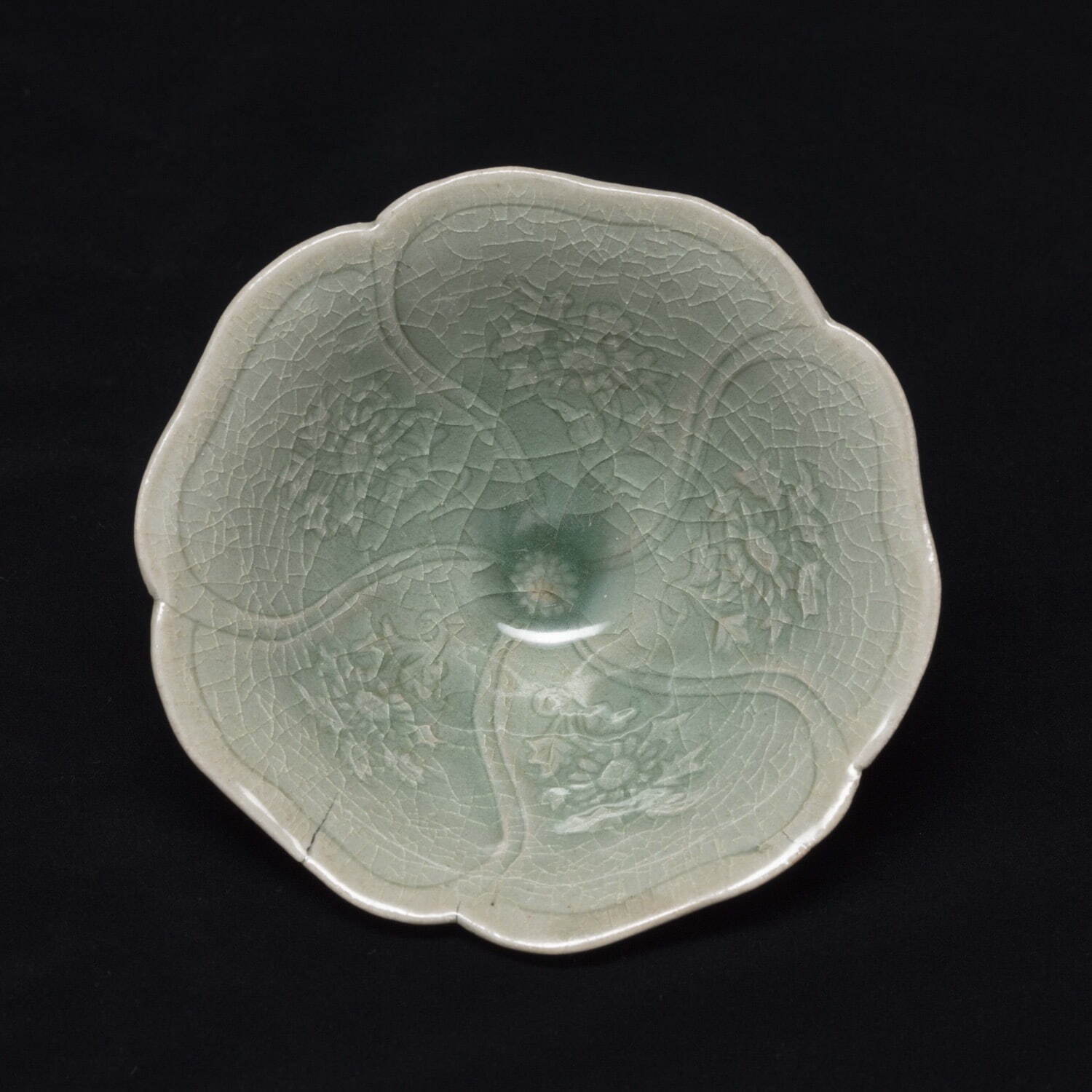 《青磁陽刻菊花文碗》 高麗時代 12世紀
大阪市立東洋陶磁美術館(住友グループ寄贈／安宅コレクション)
写真：六田知弘