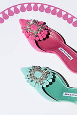 マノロ ブラニクから“プルメリアの花”着想の25年春夏ビジューパンプス、花びらフラットサンダルも｜写真5