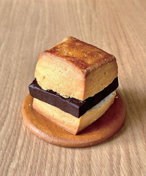 ＜カフェ ド ロマン＞「生チョコサンドスコーン」1個 540円 ※各日数量限定