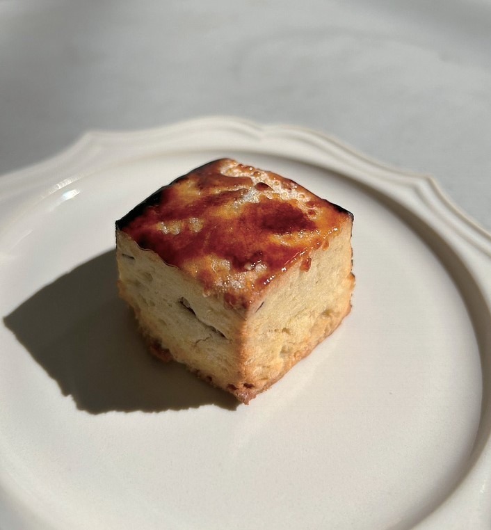 ＜スコーン専門店iro＞「焼き芋ブリュレ」1個 470円 ※各日数量限定
