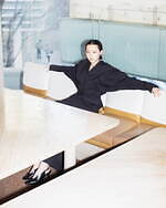 マメ クロゴウチ“地層”イメージのマーブル模様シルクドレス＆アシメネックのニットワンピース｜写真3