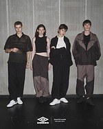 ビューティフルピープル×アンブロ、上下逆さでも着られる2WAYジャケットや透け感ニットポロ｜写真22