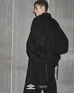 ビューティフルピープル×アンブロ、上下逆さでも着られる2WAYジャケットや透け感ニットポロ｜写真21