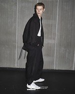 ビューティフルピープル×アンブロ、上下逆さでも着られる2WAYジャケットや透け感ニットポロ｜写真18