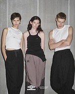 ビューティフルピープル×アンブロ、上下逆さでも着られる2WAYジャケットや透け感ニットポロ｜写真24