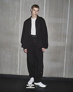 ビューティフルピープル×アンブロ、上下逆さでも着られる2WAYジャケットや透け感ニットポロ｜写真19