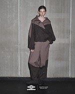 ビューティフルピープル×アンブロ、上下逆さでも着られる2WAYジャケットや透け感ニットポロ｜写真20