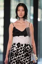 リブ ノブヒコ 2025-26年秋冬コレクション - 繊細さと強さを持つすべての女性へ｜写真2