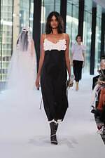 リブ ノブヒコ 2025-26年秋冬コレクション - 繊細さと強さを持つすべての女性へ｜写真5