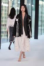 リブ ノブヒコ 2025-26年秋冬コレクション - 繊細さと強さを持つすべての女性へ｜写真20