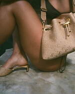 ジミー チュウ“夏の休日”着想カラフルなラフィアトートバッグ、ゴールドベルトのサンダルも｜写真12