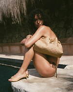 ジミー チュウ“夏の休日”着想カラフルなラフィアトートバッグ、ゴールドベルトのサンダルも｜写真11