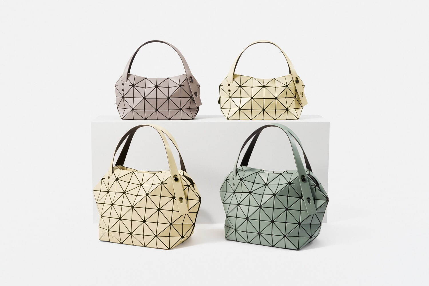 「ボストン」スモール ハンドバッグ 58,300円、ハンドバッグ 73,700円