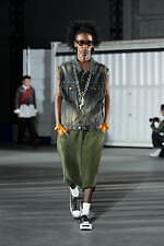 カミヤ 2025-26年秋冬メンズコレクション、都市を駆け抜けるメッセンジャー｜写真1