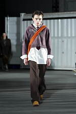 カミヤ 2025-26年秋冬メンズコレクション、都市を駆け抜けるメッセンジャー｜写真4