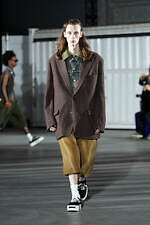 カミヤ 2025-26年秋冬メンズコレクション、都市を駆け抜けるメッセンジャー｜写真6