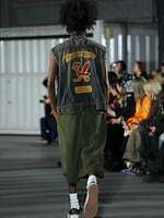 カミヤ 2025-26年秋冬メンズコレクション、都市を駆け抜けるメッセンジャー｜写真3