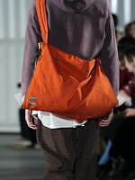 カミヤ 2025-26年秋冬メンズコレクション、都市を駆け抜けるメッセンジャー｜写真5