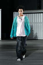 カミヤ 2025-26年秋冬メンズコレクション、都市を駆け抜けるメッセンジャー｜写真11