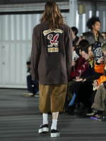 カミヤ 2025-26年秋冬メンズコレクション、都市を駆け抜けるメッセンジャー｜写真7