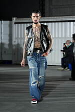 カミヤ 2025-26年秋冬メンズコレクション、都市を駆け抜けるメッセンジャー｜写真15