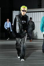 カミヤ 2025-26年秋冬メンズコレクション、都市を駆け抜けるメッセンジャー｜写真17