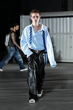 カミヤ 2025-26年秋冬メンズコレクション、都市を駆け抜けるメッセンジャー｜写真18