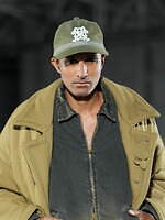 カミヤ 2025-26年秋冬メンズコレクション、都市を駆け抜けるメッセンジャー｜写真25