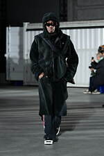 カミヤ 2025-26年秋冬メンズコレクション、都市を駆け抜けるメッセンジャー｜写真26