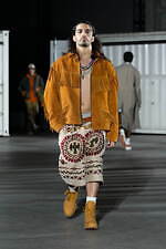 カミヤ 2025-26年秋冬メンズコレクション、都市を駆け抜けるメッセンジャー｜写真30