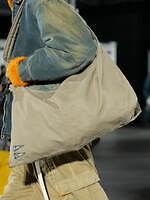 カミヤ 2025-26年秋冬メンズコレクション、都市を駆け抜けるメッセンジャー｜写真33