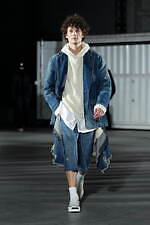 カミヤ 2025-26年秋冬メンズコレクション、都市を駆け抜けるメッセンジャー｜写真34