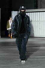 カミヤ 2025-26年秋冬メンズコレクション、都市を駆け抜けるメッセンジャー｜写真35