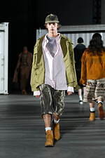 カミヤ 2025-26年秋冬メンズコレクション、都市を駆け抜けるメッセンジャー｜写真36