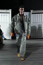 カミヤ 2025-26年秋冬メンズコレクション、都市を駆け抜けるメッセンジャー｜写真38