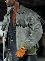 カミヤ 2025-26年秋冬メンズコレクション、都市を駆け抜けるメッセンジャー｜写真39