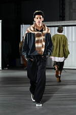 カミヤ 2025-26年秋冬メンズコレクション、都市を駆け抜けるメッセンジャー｜写真41