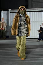 カミヤ 2025-26年秋冬メンズコレクション、都市を駆け抜けるメッセンジャー｜写真43