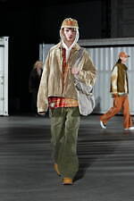 カミヤ 2025-26年秋冬メンズコレクション、都市を駆け抜けるメッセンジャー｜写真45