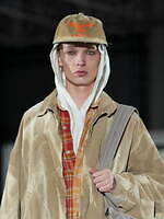 カミヤ 2025-26年秋冬メンズコレクション、都市を駆け抜けるメッセンジャー｜写真46