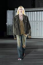 カミヤ 2025-26年秋冬メンズコレクション、都市を駆け抜けるメッセンジャー｜写真47