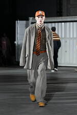 カミヤ 2025-26年秋冬メンズコレクション、都市を駆け抜けるメッセンジャー｜写真50